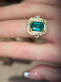4.26 Cts Emerald Cut Art Deco 18 Ct Gold Ring with diamonds