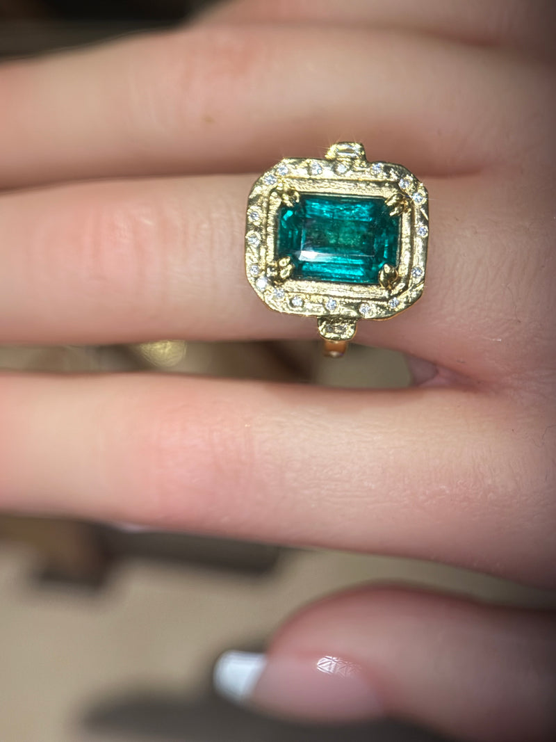 4.26 Cts Emerald Cut Art Deco 18 Ct Gold Ring with diamonds