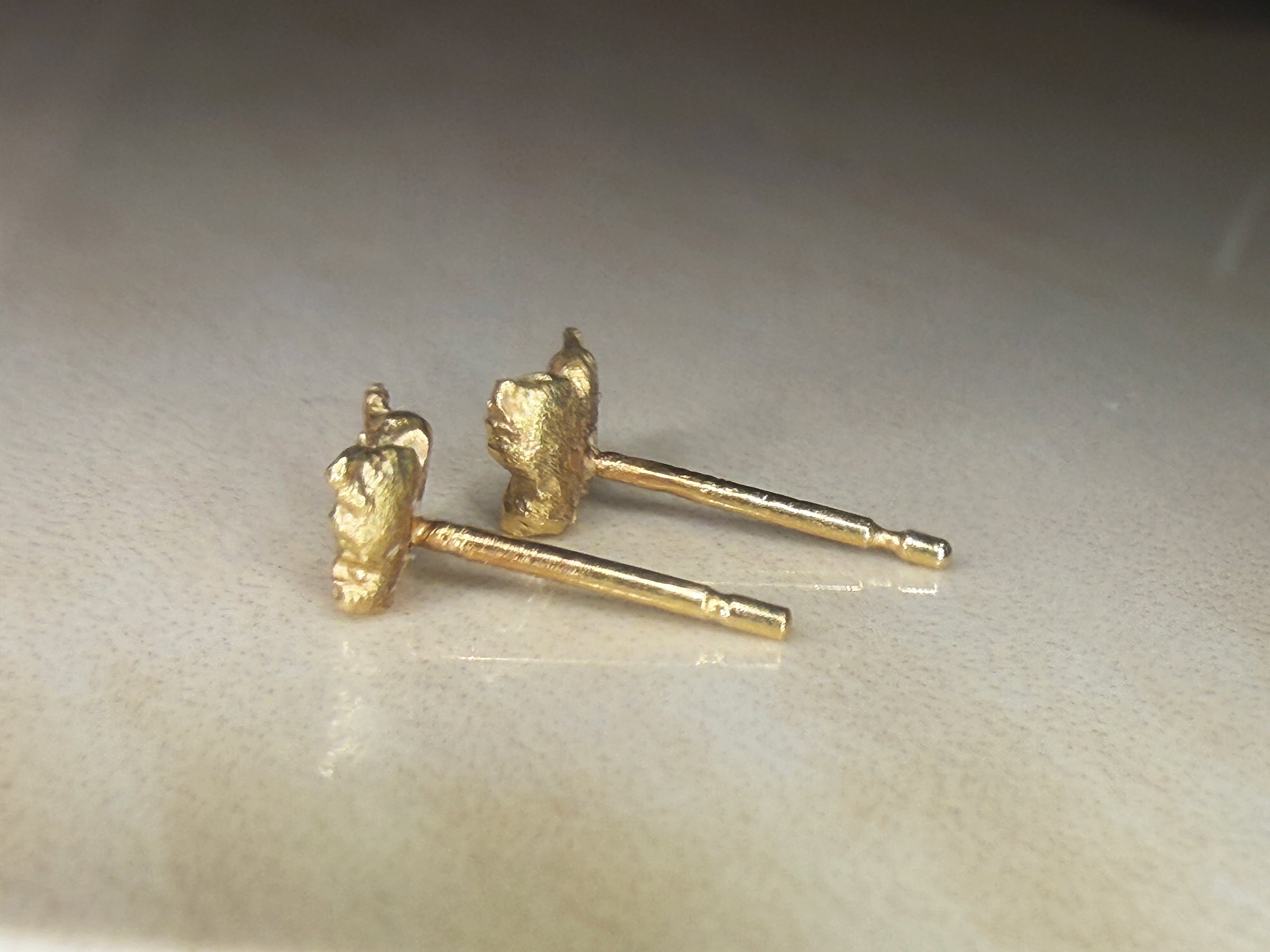 Microsculpted Colombian Emerald and Ruby Mini Studs in 18 Ct Yellow Gold (Pair)