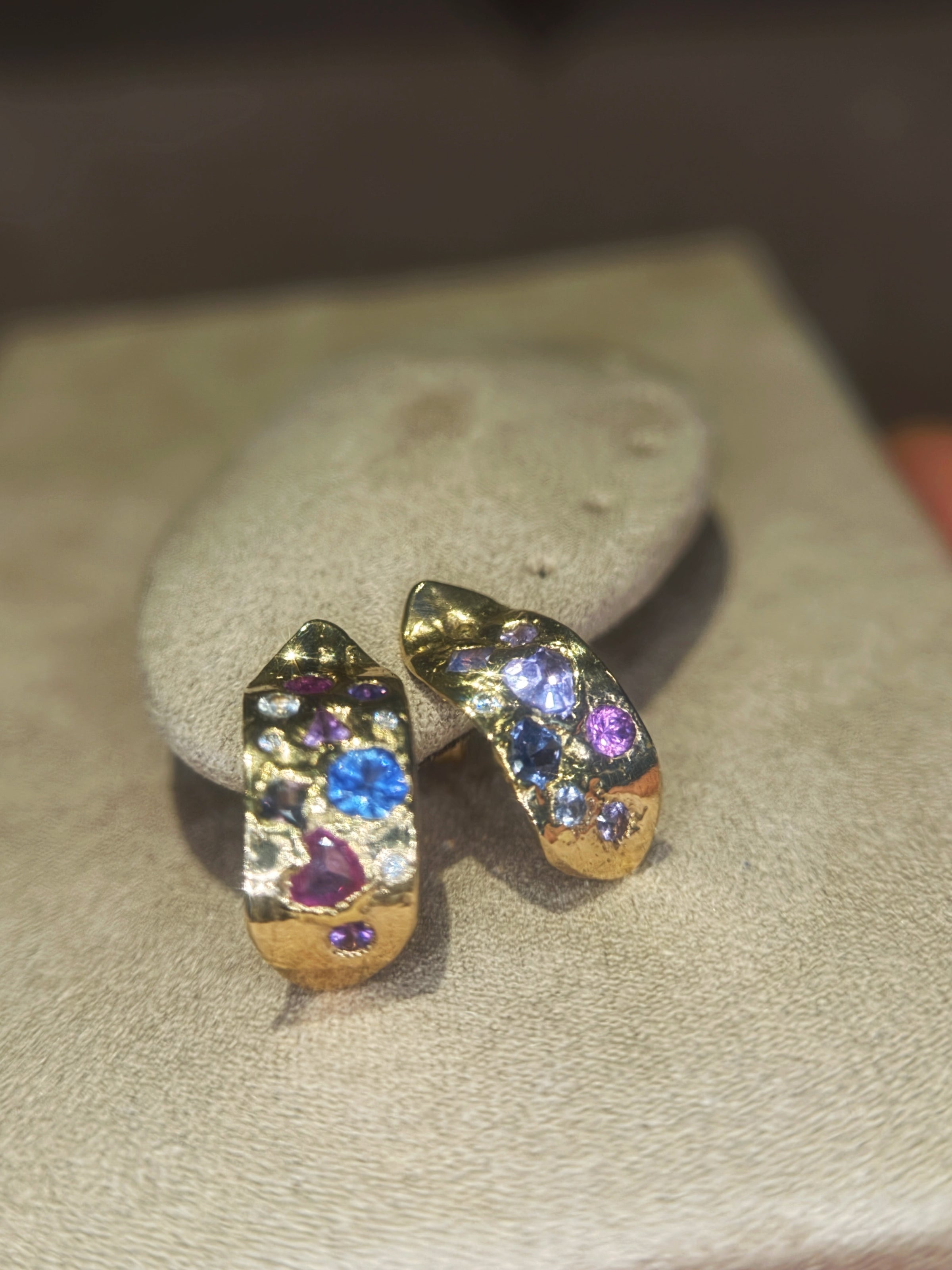 Abstract Art Semi Hoop Earrings with Sapphires in 18 Ct Gold