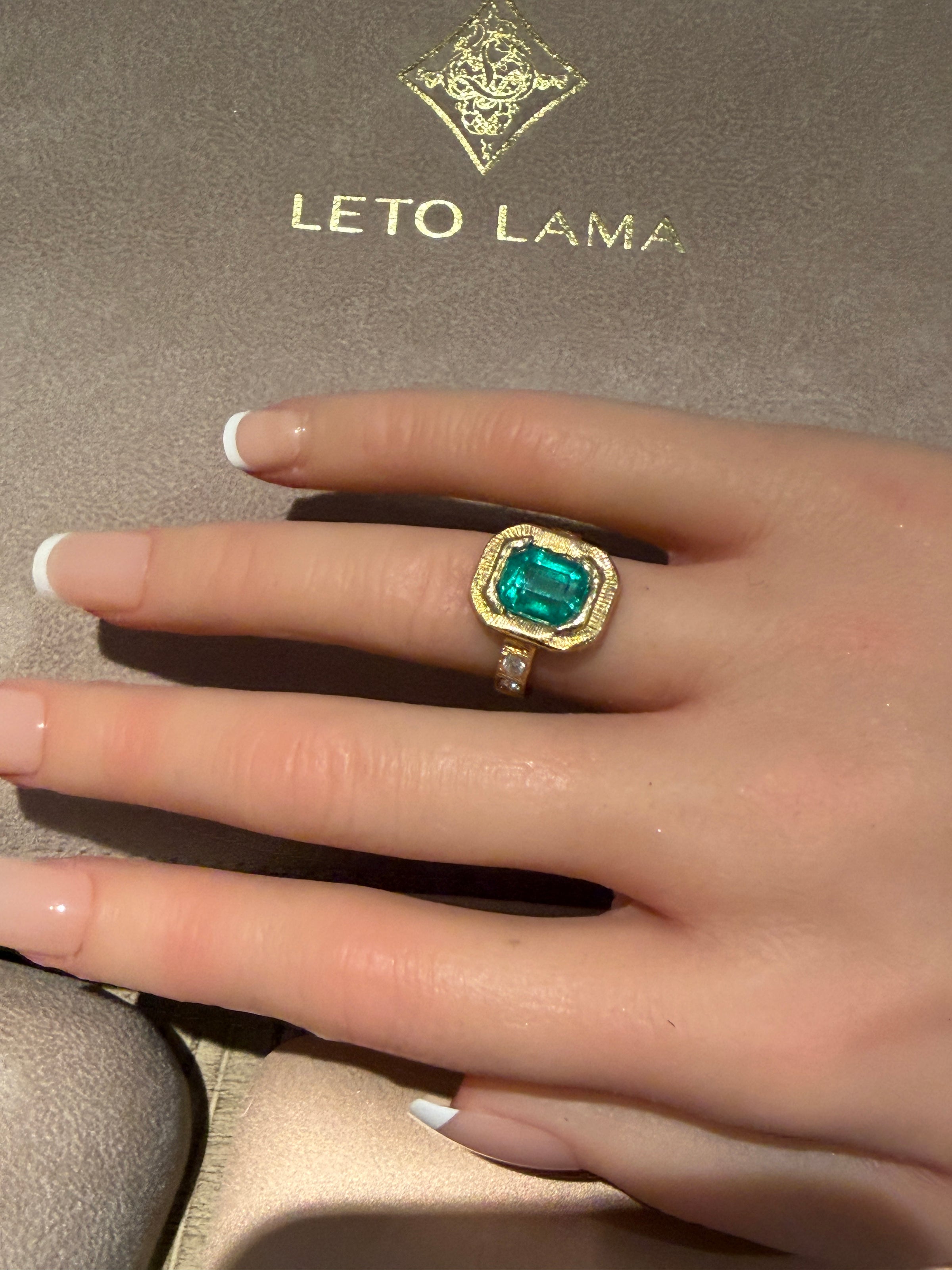 GIA Certified 2.9 Ct Colombian Emerald Ring with Diamonds in 18 Ct Gold