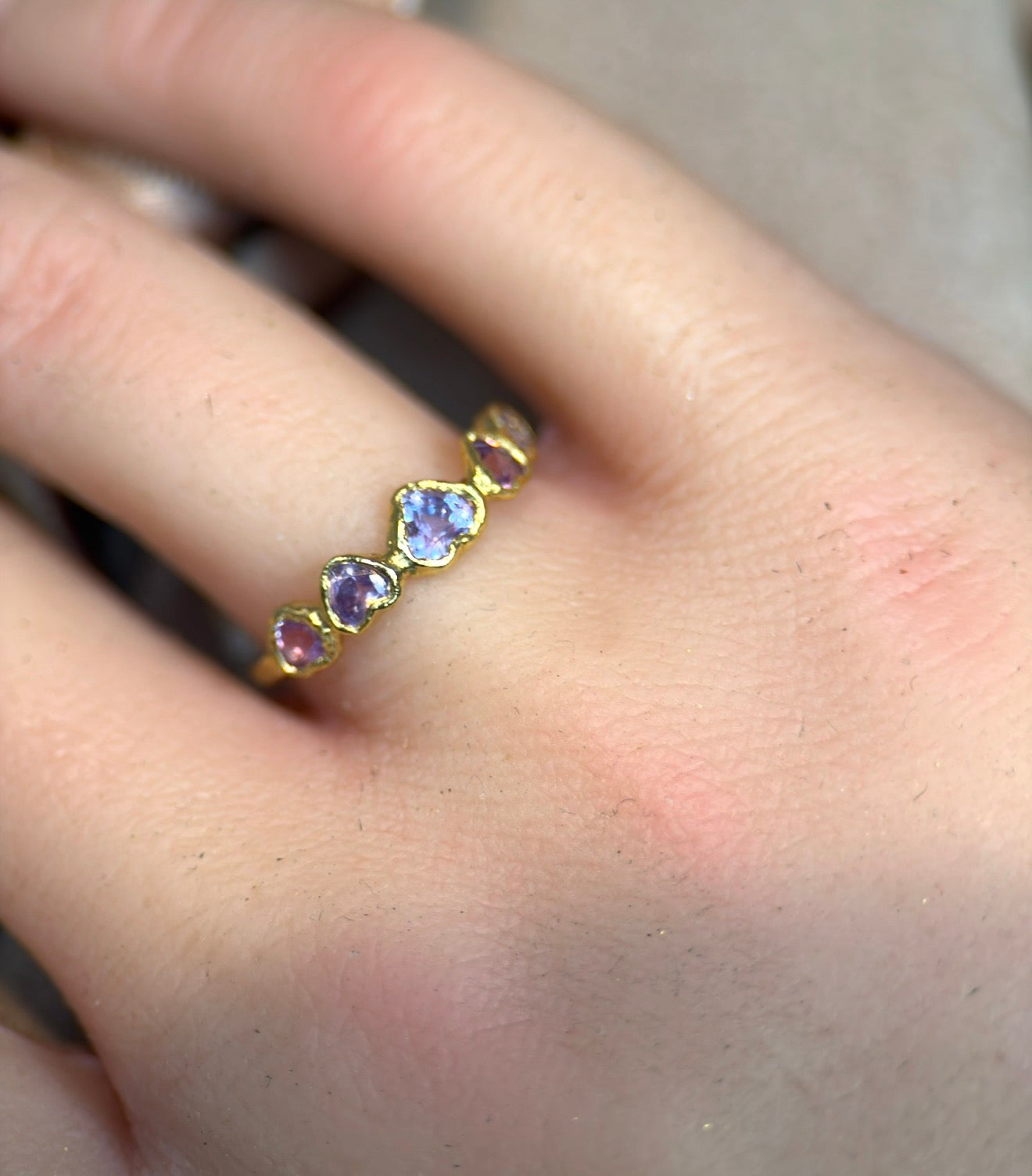 Pink Purple Sapphire Hearts Skinny Bubble Band 18 Ct Gold