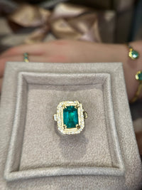 4.26 Cts Emerald Cut Art Deco 18 Ct Gold Ring with diamonds