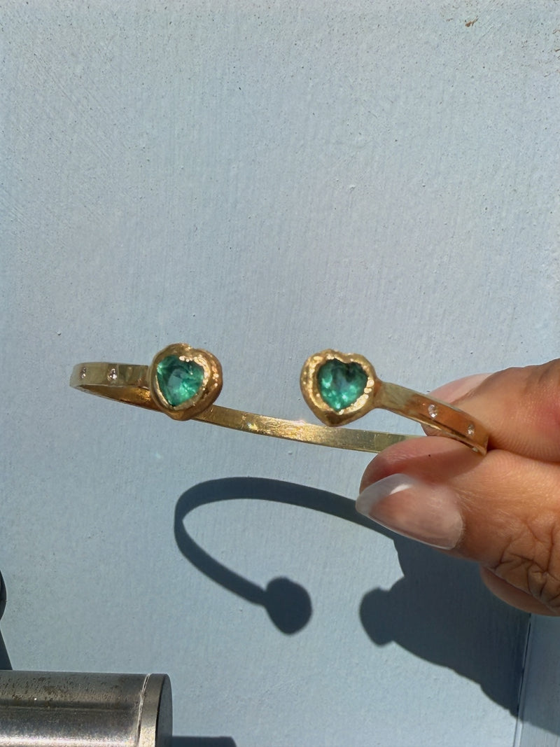 1.35 Cts Emerald Hearts Toi & Moi Love Bracelet Bangle 18 Ct Gold - Collected — Bespoke Variations Available
