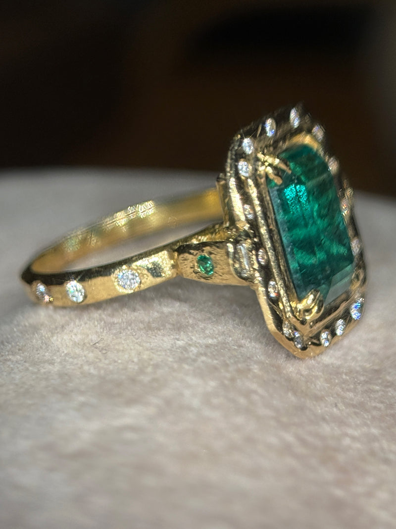 4.26 Cts Emerald Cut Art Deco 18 Ct Gold Ring with diamonds