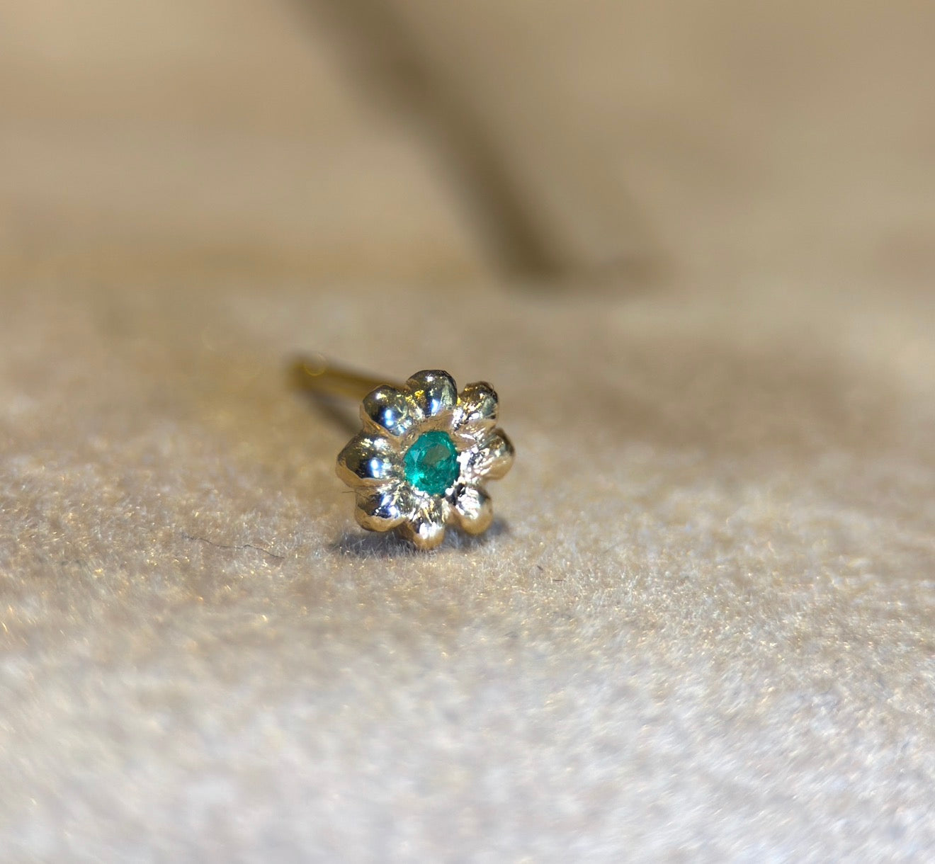 Baby Flower Colombian Emerald Stud (Single) 18 Ct Yellow Gold