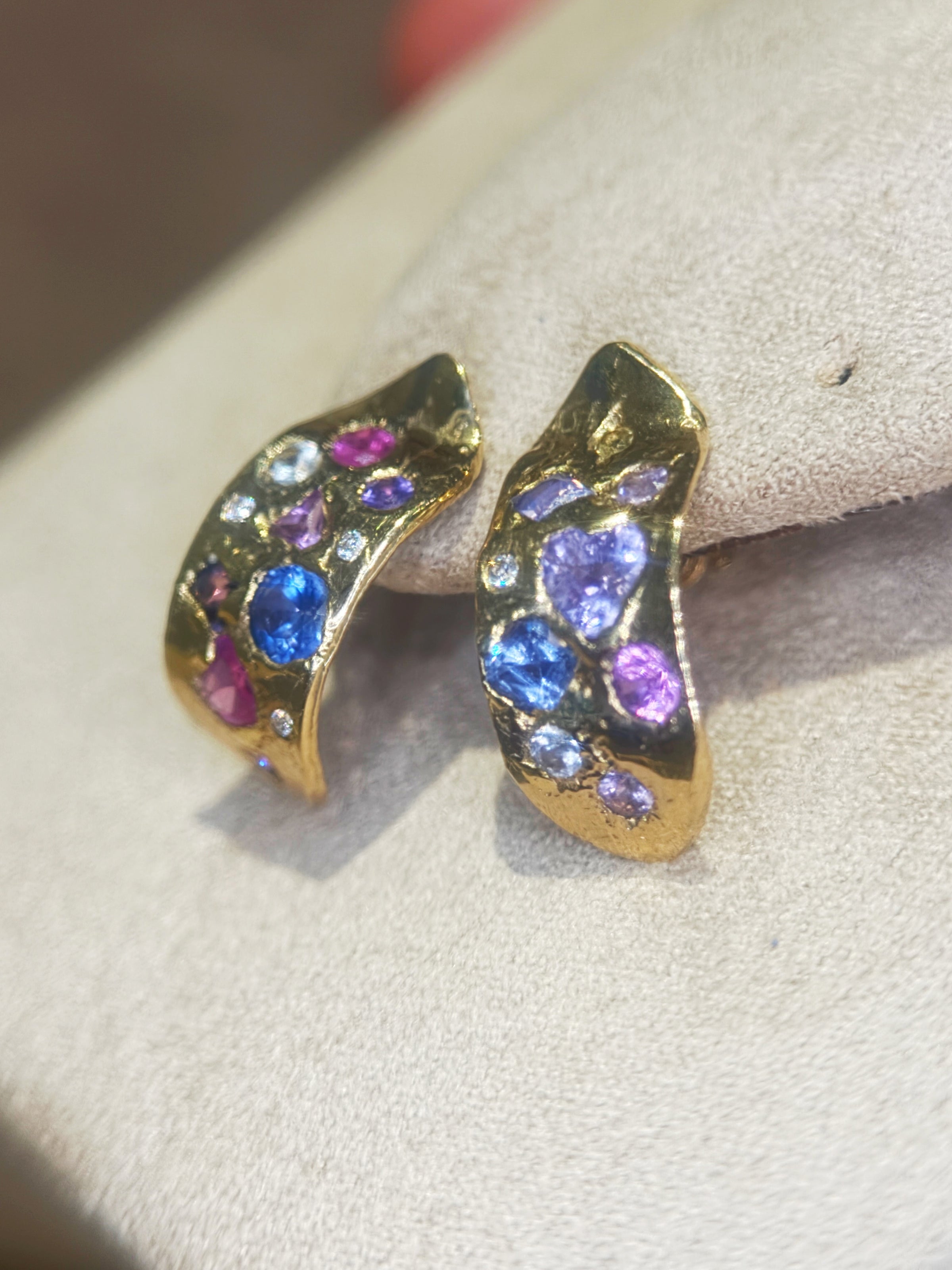 Abstract Art Semi Hoop Earrings with Sapphires in 18 Ct Gold