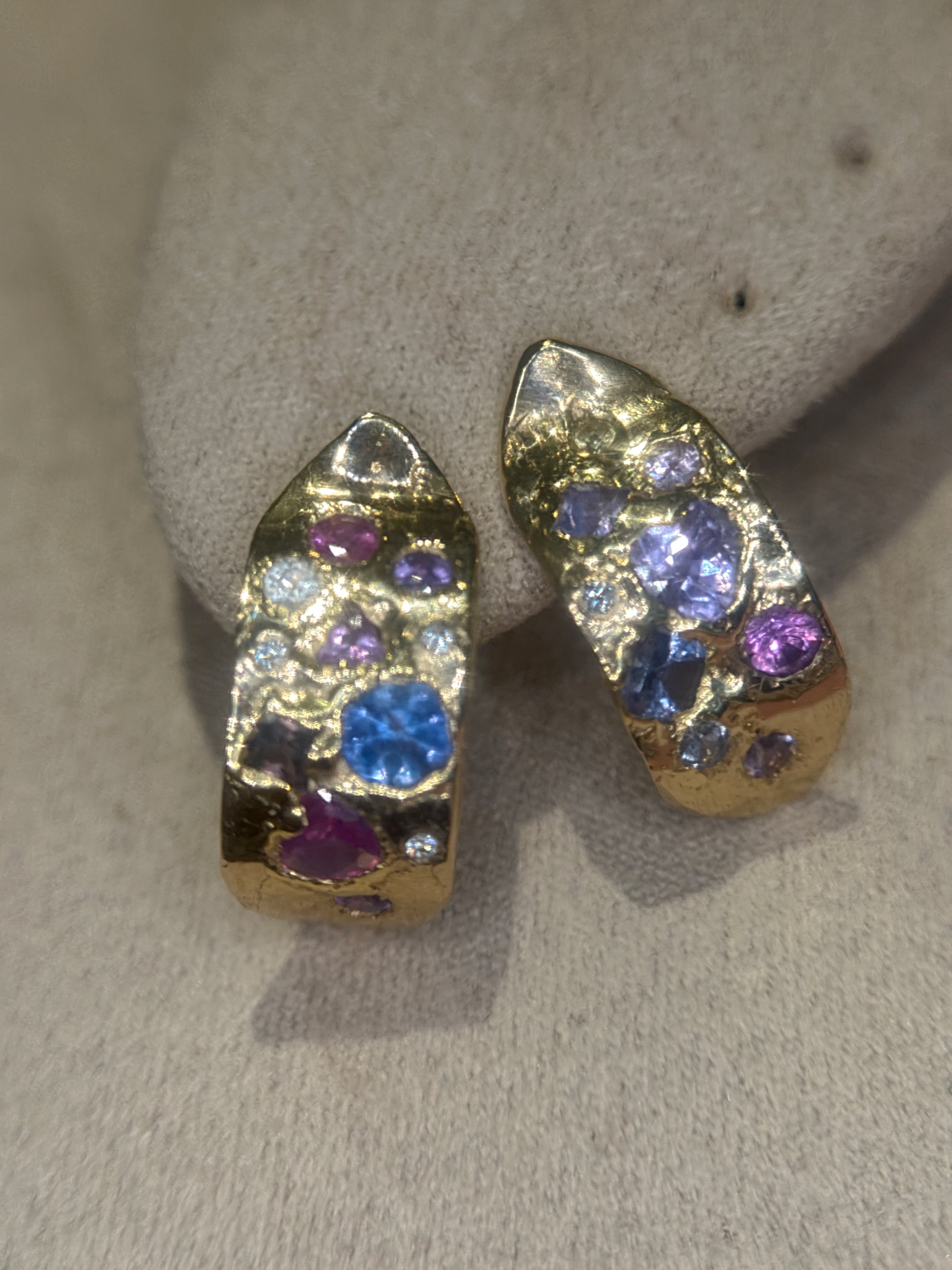Abstract Art Semi Hoop Earrings with Sapphires in 18 Ct Gold