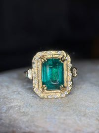 4.26 Cts Emerald Cut Art Deco 18 Ct Gold Ring with diamonds