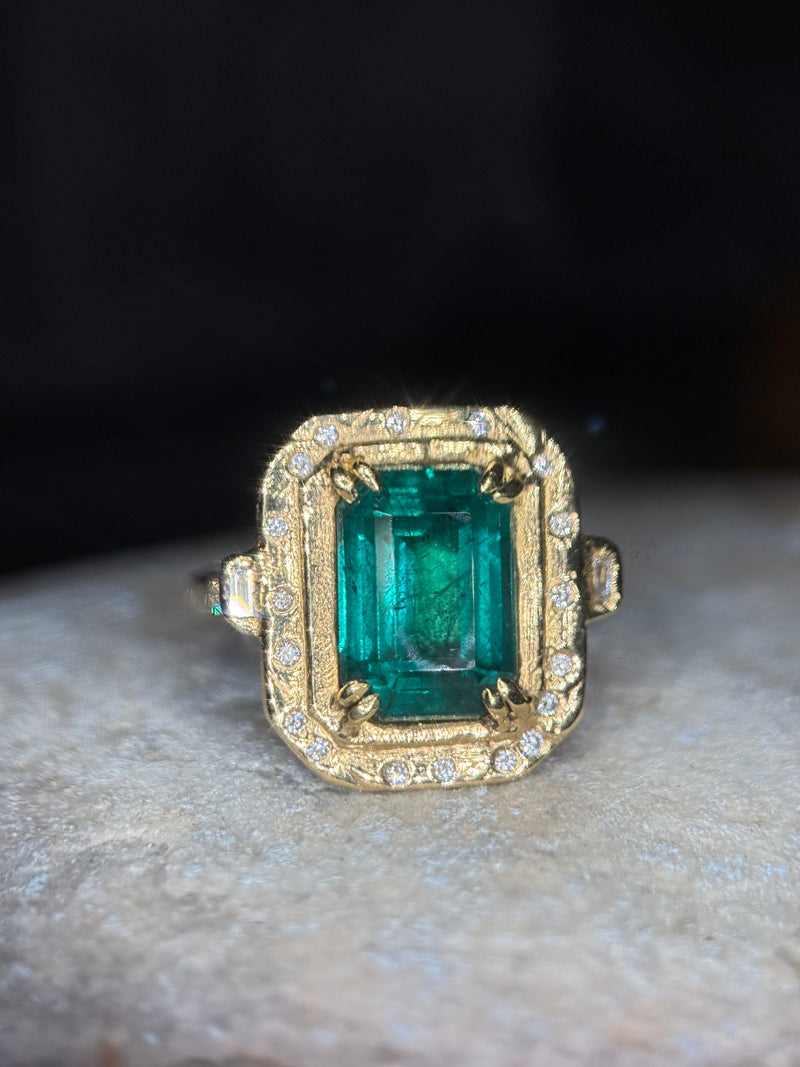 4.26 Cts Emerald Cut Art Deco 18 Ct Gold Ring with diamonds