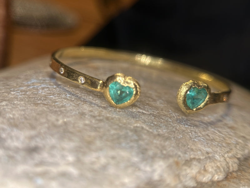 1.35 Cts Emerald Hearts Toi & Moi Love Bracelet Bangle 18 Ct Gold - Collected — Bespoke Variations Available