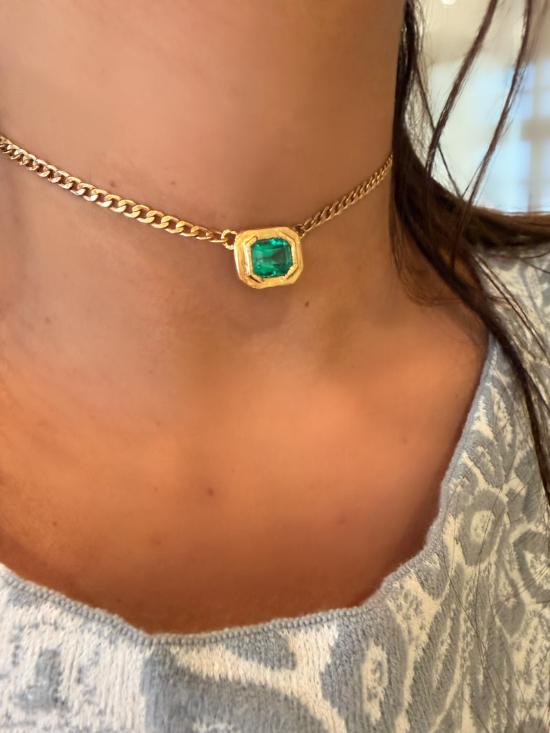 GIA Certified 2.9 Cts Colombian Emerald Half Bezel Set- Cuban Links Chain necklace & choker in 19 Ct Gold