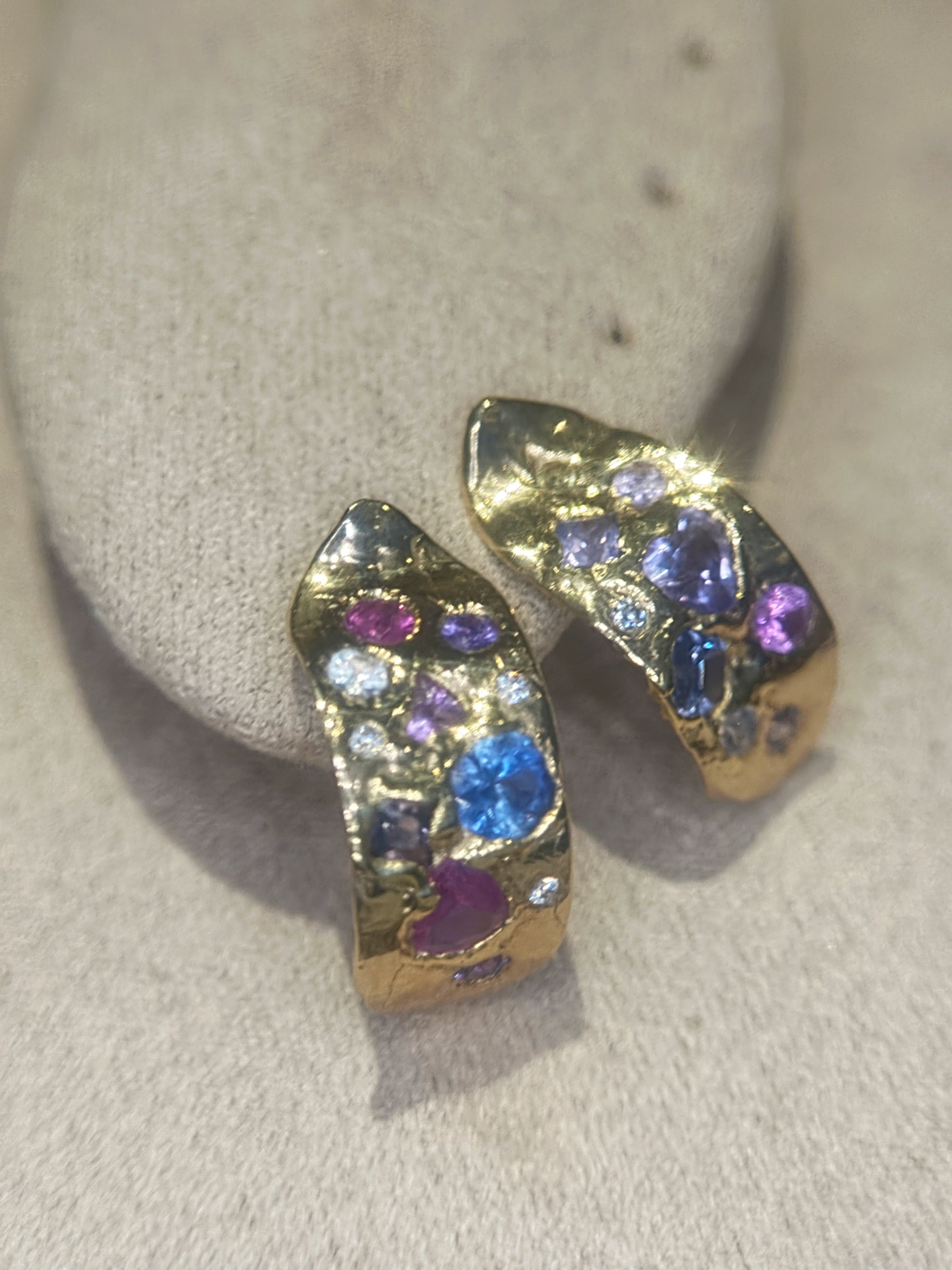 Abstract Art Semi Hoop Earrings with Sapphires in 18 Ct Gold