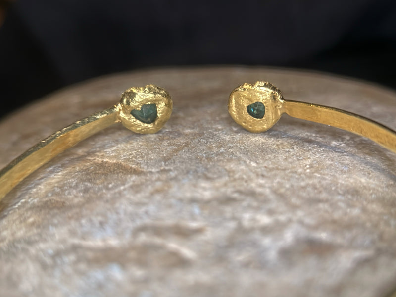 1.35 Cts Emerald Hearts Toi & Moi Love Bracelet Bangle 18 Ct Gold - Collected — Bespoke Variations Available