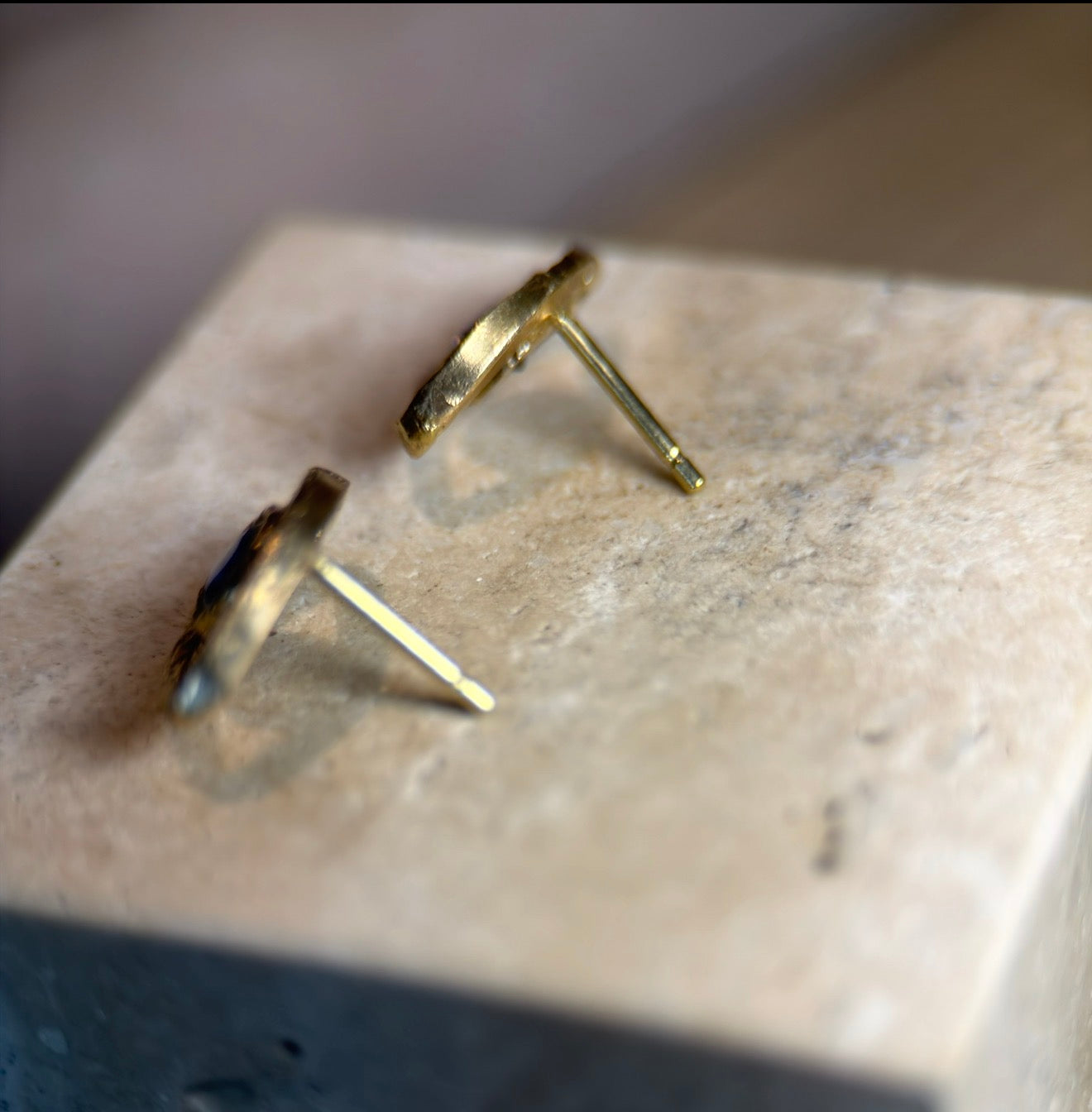 Blue Sapphire Eye Stud Earrings 18 Ct Yellow Gold