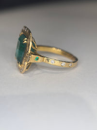 4.26 Cts Emerald Cut Art Deco 18 Ct Gold Ring with diamonds