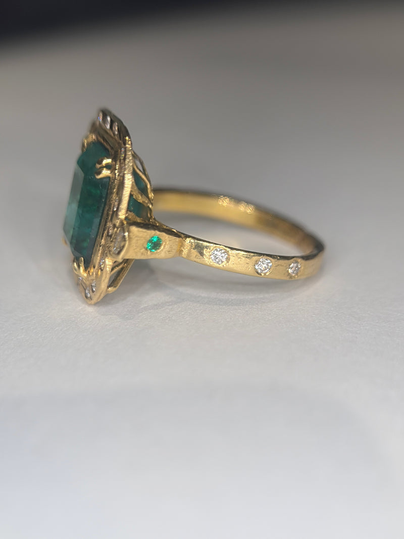 4.26 Cts Emerald Cut Art Deco 18 Ct Gold Ring with diamonds