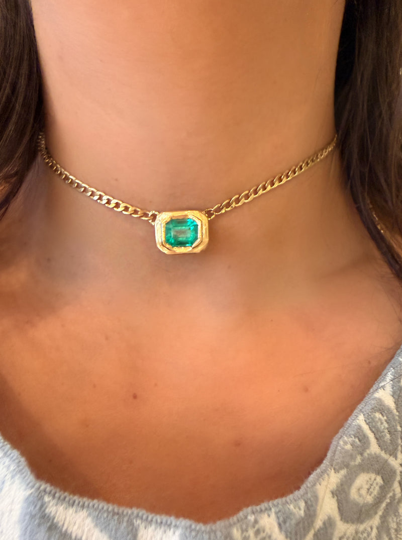 GIA Certified 2.9 Cts Colombian Emerald Half Bezel Set- Cuban Links Chain necklace & choker in 19 Ct Gold