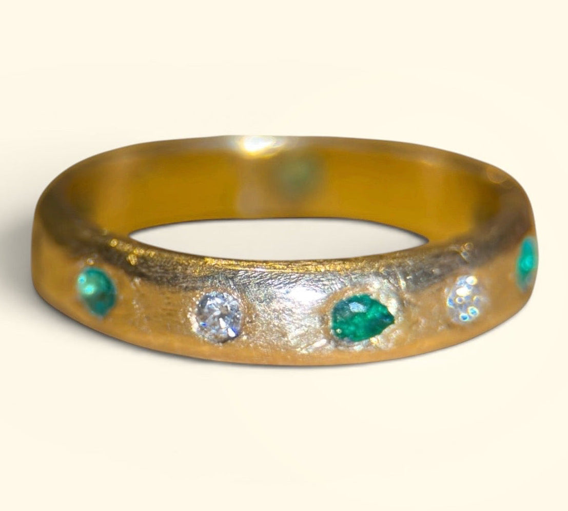 Emeralds and Diamonds All Around Cubism Band 18 Ct Yellow Gold