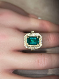 4.26 Cts Emerald Cut Art Deco 18 Ct Gold Ring with diamonds