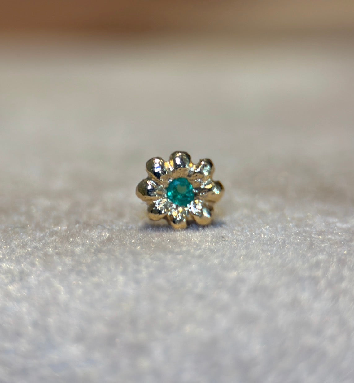 Baby Flower Colombian Emerald Stud (Single) 18 Ct Yellow Gold