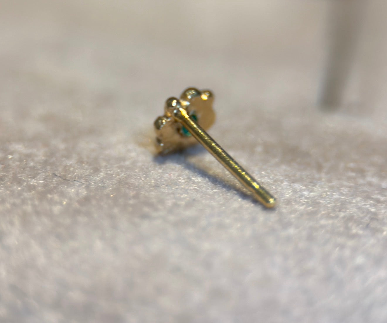 Baby Flower Colombian Emerald Stud (Single) 18 Ct Yellow Gold