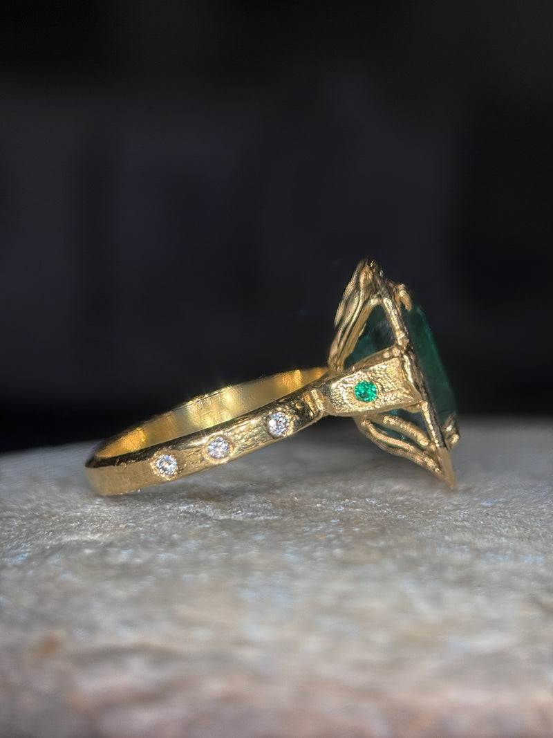 4.26 Cts Emerald Cut Art Deco 18 Ct Gold Ring with diamonds