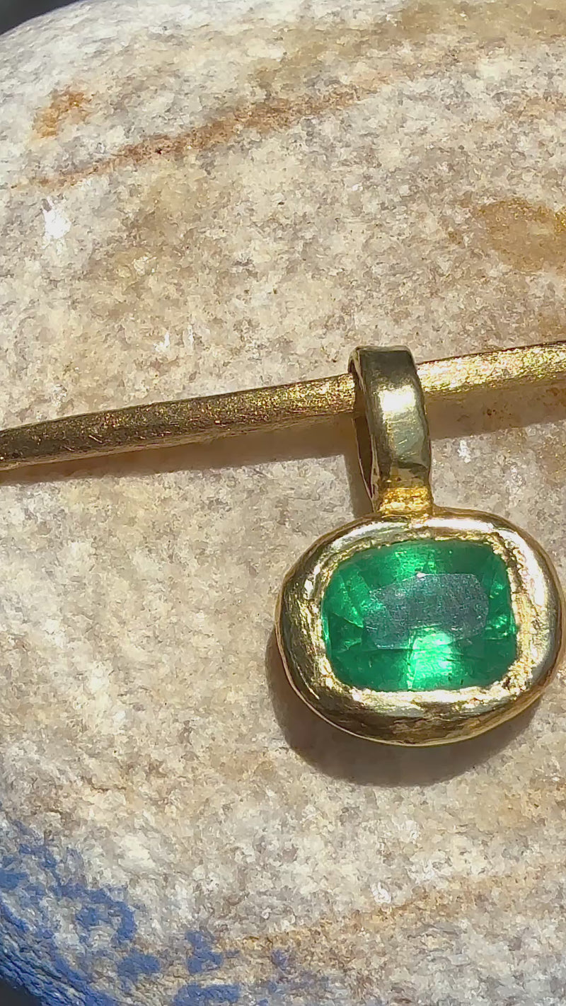 2.24 Cts Emerald Cushion Cut Wire Collar Chain 18 Ct Gold