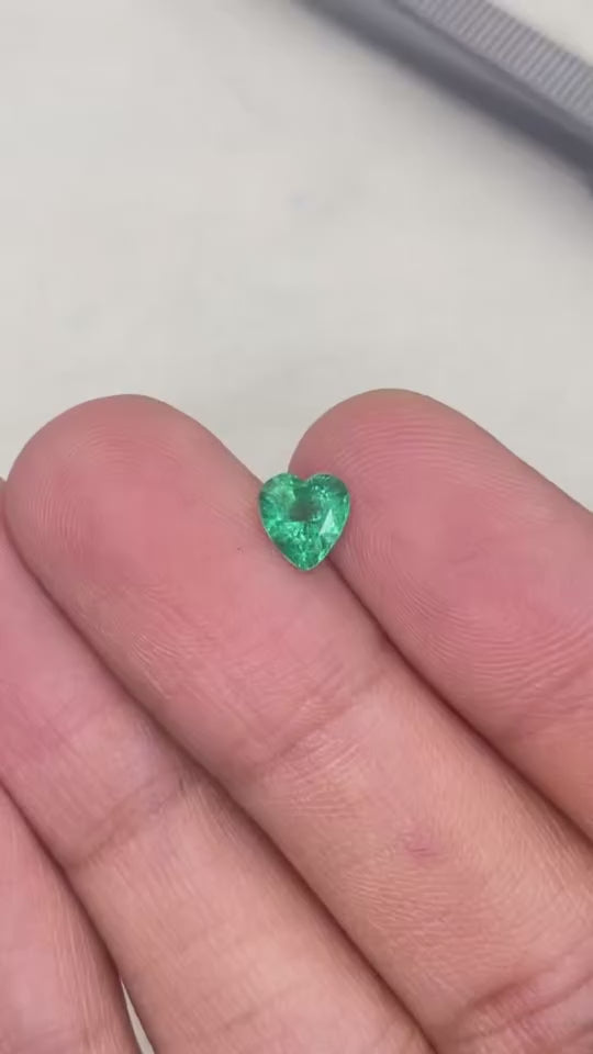 IGI Certified - Vivacious bright green Emerald Heart 0.9 Cts